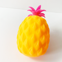 Carica l&#39;immagine nel visualizzatore di Gallery, Tropical Squeezy. Le colorate Ananas da schiacciare
